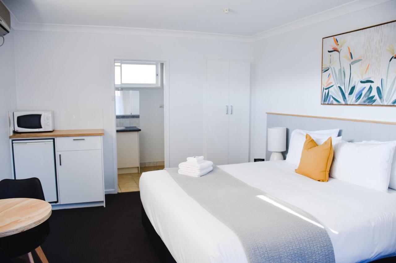 Eight Spence Motel Warrnambool Exterior photo